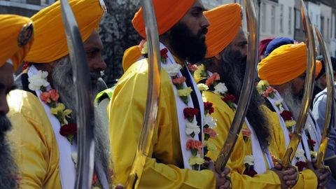 Buyuk Britaniyada sikxlar ibodatxonasini garovga olgan 55 kishi hibsga olindi