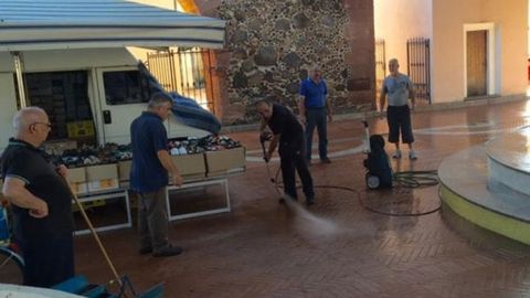 Italiyadagi farroshlari ishdan bo‘shagan shahar meri ko‘cha tozalashga o‘zi chiqdi