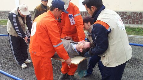 Биринчи тиббий ёрдам кўрсатиш ўқув курсини тамомлаган ИИВ ходимларига сертификатлар топширилди