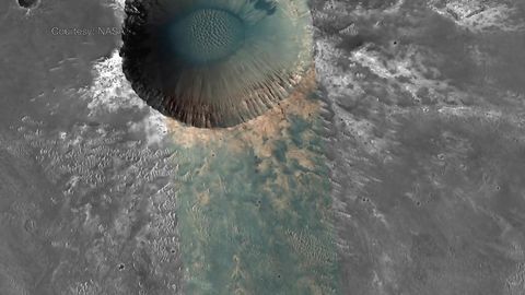 NASA Marsning yuzlab hayratlanarli suratlarini e’lon qildi (video)