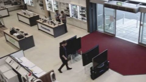 Britaniyalik erkak bir necha sekundda 4 ta televizorni sindirib qo‘ydi