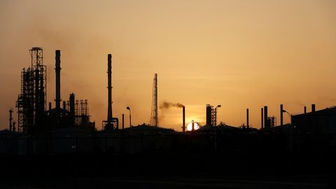 Brent nefti bahosi 10-iyundan beri ilk bor 52 dollardan oshdi