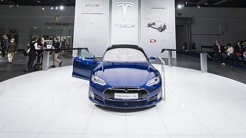 Германия расмийлари Tesla компаниясидан рекламада «автопилот» сўзидан фойдаланмасликни талаб қилди