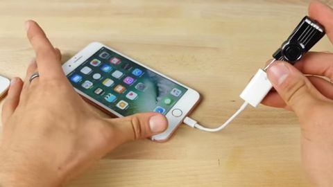 iPhone 7 “qotil fleshka” ulanganidan keyin omon qoldi (video)