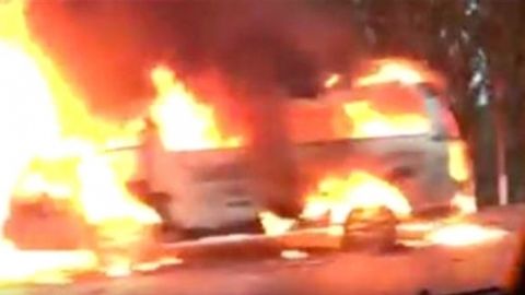 Видео: «Янгийўл — Тошкент» йўлида микроавтобус ёниб кетди