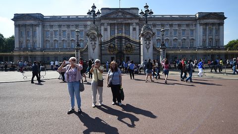 Britaniya politsiyasi Bukingem saroyi darvozasidan oshib o‘tishga uringan yigitni qo‘lga oldi
