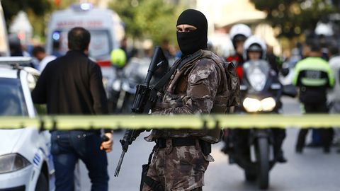 Anqarada politsiya operatsiyasi chog‘ida ikki terrorchi o‘zini portlatib yubordi