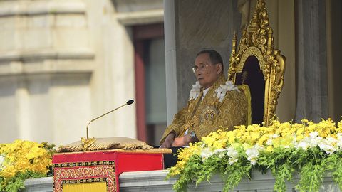 Таиланд қиролининг саломатлиги ҳозирча барқарорлашгани йўқ
