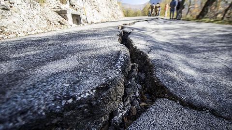 Рим мэри зилзила туфайли мактаблар ёпилишини эълон қилди