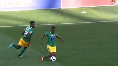 Janubiy Afrikada futbol hakami fint ishlatgan futbolchiga sariq kartochka ko‘rsatdi (video)