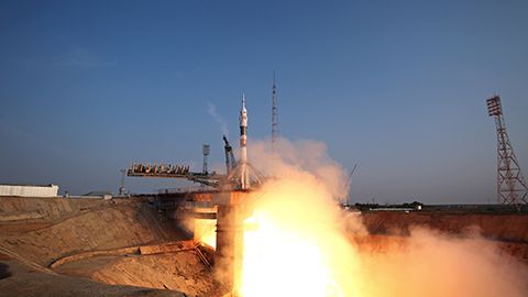 Yerga qaytgan kosmonavtlar tushiruvchi apparatdan evakuatsiya qilindi