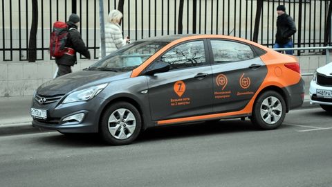 Москвада енгил автомобиль бекатдаги тўрт кишини уриб кетди