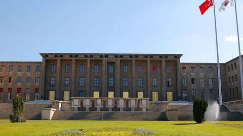 Туркия парламенти мамлакат армиясининг Сурия ва Ироқдаги операцияларда қатнашиш ваколатини узайтирди