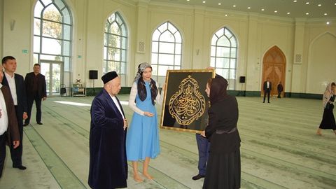 Татьяна Каримова ва Лола Каримова-Тиллаева Ислом Каримовга Саудия Арабистони қироли томонидан ҳадя этилган кисвани «Минор» масжидига совға қилди