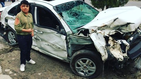 Маҳаллада дув-дув гап: Юз-кўзи қон актёр Дилшодбек Каттабеков, унинг ёнида эса мажақланган Lacetti