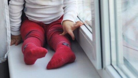 Rossiyaning Kurgan viloyatida 4 yoshli qizcha 8-qavatdan tushib ketib, tirik qoldi