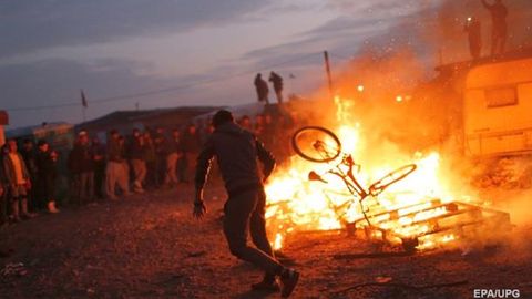Fransiyada qochoqlar o‘z lagerini yoqib yubordi