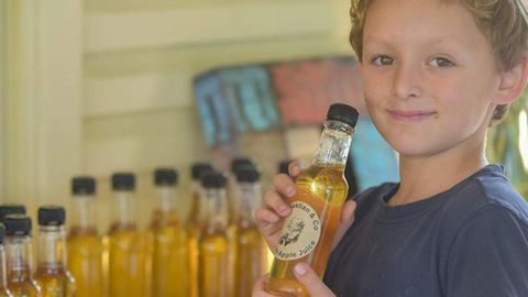 7 yoshli avstraliyalik bola poni sotib olish uchun 2 yil limonad sotdi
