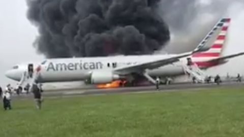 OAV: Chikago aeroportida samolyot dvigatelining ishdan chiqishi yong‘inga sabab bo‘ldi