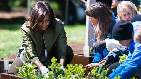 Klinton Mishel Obamaga uning Oq uydagi bog‘iga g‘amxo‘rlik qilishga va’da berdi
