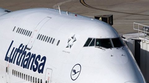 Канадада Lufthansa самолёти салони тутай бошлаганлиги учун шошилинч қўнди