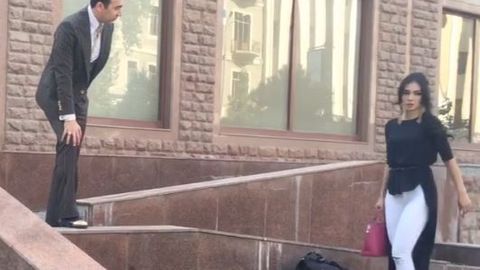 Видео: Ялтироқ галстук тақиб, Заринанинг ортидан юрган Шоҳжаҳон