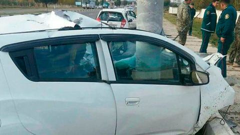 Foto: “Toshkent — Yangiyo‘l” yo‘lida beton ustunga urilgan Spark qayta tiklab bo‘lmas ahvolga keldi