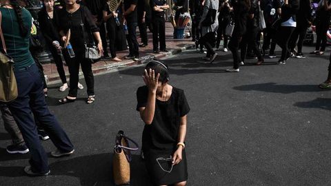 Tailandda qirolning o‘limidan so‘ng qora rangli libos taqchilligi yuzaga keldi