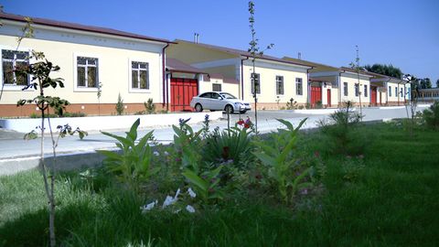 O‘zbekiston qishloqlarida quriladigan arzon uylarning qiymati taxminan 75,5 mln so‘mdan boshlanadi, eng qimmati 182 mln so‘m bo‘ladi