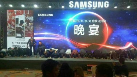 Кун фотоси: Samsung менежерлари Galaxy Note 7 учун тиз чўкиб кечирим сўради