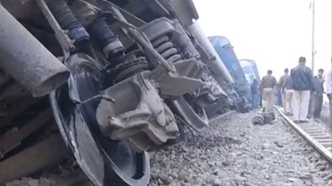 Ҳиндистонда поезд ҳалокати қурбонлари сони 128 кишига етди