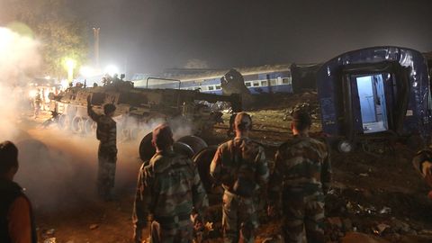 OAV: Hindistondagi poyezd halokatiga ishdan chiqqan rels sabab bo‘lgan