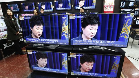 Janubiy Koreyada prezidentning dugonasi bilan bog‘liq mojaro tufayli sobiq vazir o‘rinbosari qamoqqa olindi