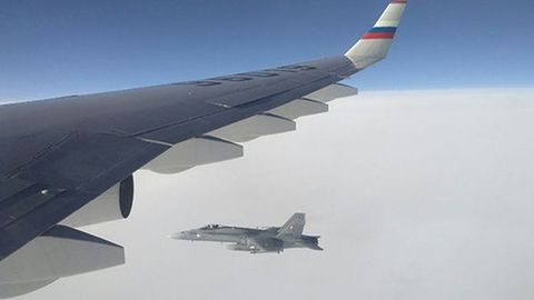 Shveysariya qiruvchilari rossiyalik jurnalistlar o‘tirgan samolyotga hamrohlik qildi