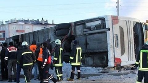 Туркияда автобус ағдарилиб кетиши оқибатида болалар ҳалок бўлди ва жабрланди