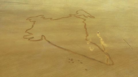 Ҳиндистонга совға: Nissan суперкари кўл тубида мамлакатнинг жаҳондаги энг катта силуэтини чизди