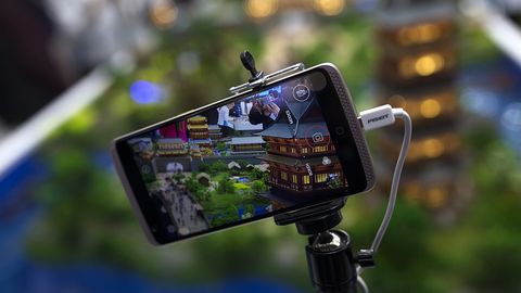 Хитойнинг ZTE корпорацияси кўз билан бошқариладиган смартфонни ишлаб чиқди