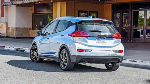 Amerikalik erkak Chevrolet Bolt elektrokari “jonlangani” haqida xabar qildi