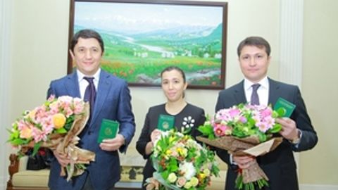 Тошкент шаҳар ҳокимлигида уч кишига фуқаролик паспортлари топширилди