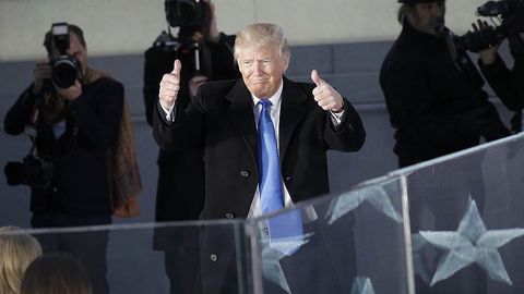 Reuters: Дональд Трамп инаугурация куни биринчи фармонларини имзоламоқчи