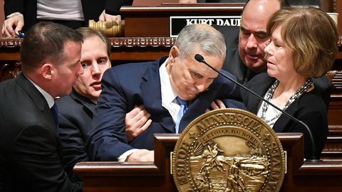 Миннесота губернатори вакиллар палатаси йиғилиши чоғида ҳушидан кетди (видео)