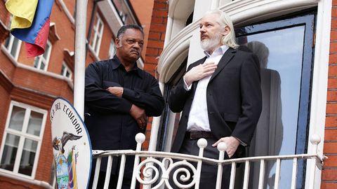 WikiLeaks асосчиси ҳуқуқлари таъминланган тақдирда АҚШ расмийларига таслим бўлишга тайёрлигини маълум қилди