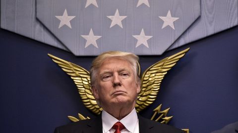 Donald Tramp Amerika armiyasini “buyuk qayta qurish” haqidagi farmonni imzoladi