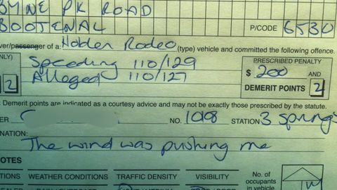 Австралиялик ҳайдовчи тезликни оширишида кучли шамолни айблади