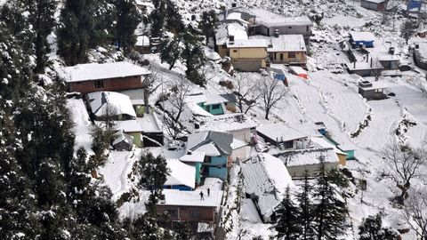 Hindistonlik politsiyachilar ko‘zi yoriyotgan ayolni 10 km uzoqlikdagi shifoxonaga zambilda ko‘tarib bordi (video)