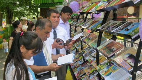 Yoshlar o‘rtasida kitobxonlik madaniyati pasayib ketgani tanqid qilindi