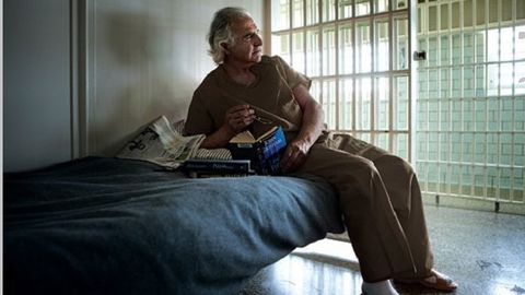 AQSh tarixidagi eng yirik moliyaviy piramida asoschisi qamoqxonada qaynoq shokolad savdosini qo‘lga oldi