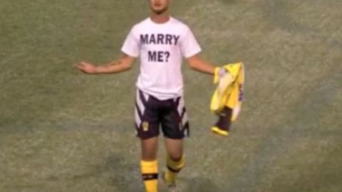 O‘yin vaqtida sevgi izhor qilgan futbolchi hakam tomonidan jazolandi (video)