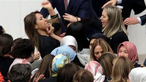 Туркия парламентида конституциявий ислоҳотлар муҳокамаси аёл депутатлар ўртасидаги муштлашувга сабаб бўлди (видео)