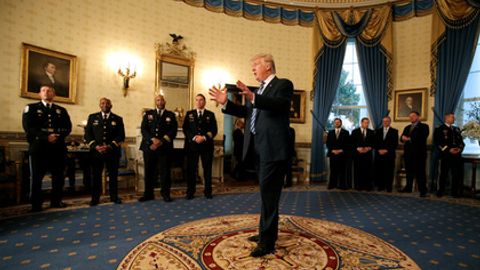 Tramp Oq uydagi sevimli yotoqxonasi va chiroyli telefonlar haqida gapirib berdi